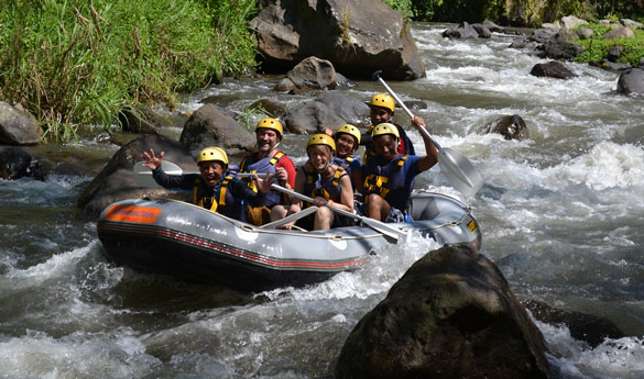 Practica rafting en tu viaje de aventura a Indonesia
