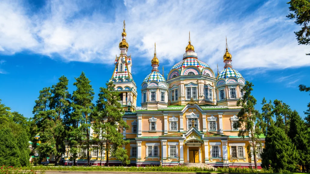 La Catedral de la Ascensión en Almaty, Kazajistán — Kazajistán Clásico