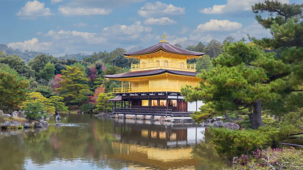Kinkakuji (Pabellón de Oro), Kyoto — Japón Rascacielos y Tatamis con Hong Kong