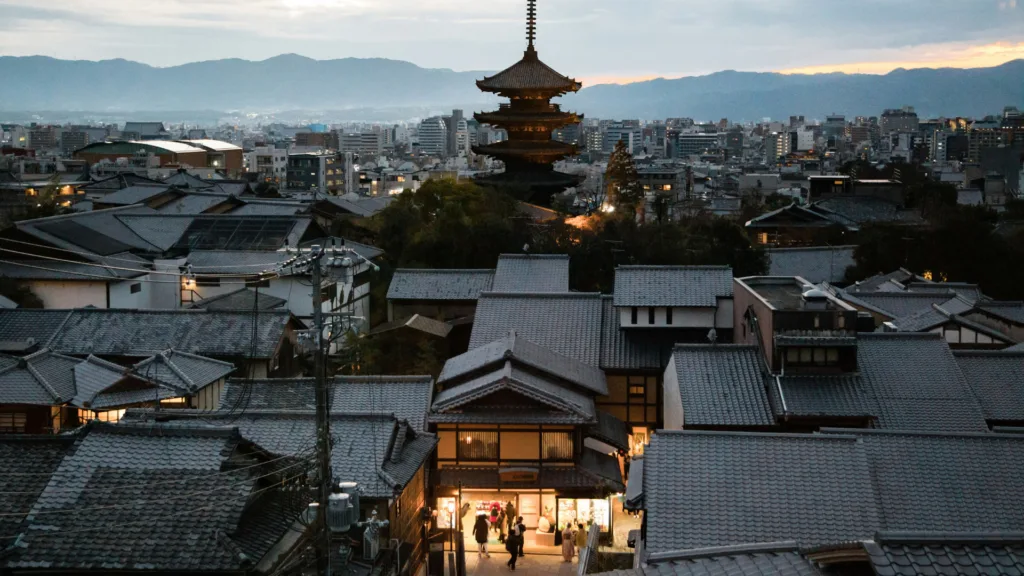 Kyoto — Japón Rascacielos y Tatamis con Hong Kong