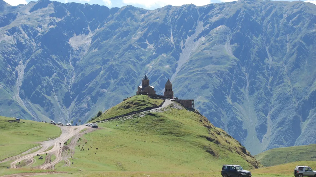 La iglesia de la Trinidad de Guergueti, Georgia — Georgia, el país de las maravillas