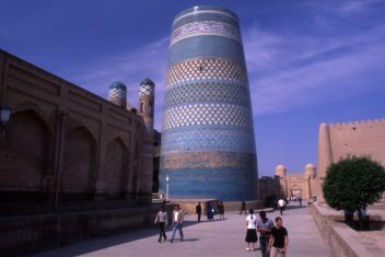 Minarete Kalta Minor, Khiva — Uzbekistán con Kazajistán