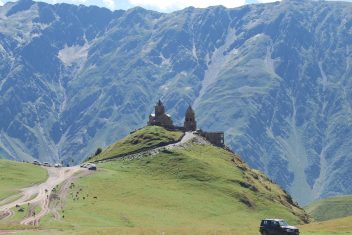 La iglesia de la Trinidad de Guergueti, Georgia — Georgia, el país de las maravillas