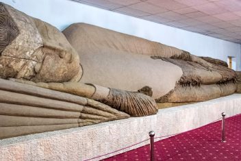 El Gran Budda de Nirvana, Dushanbe, Tayikistán — Capitales de Asia Central