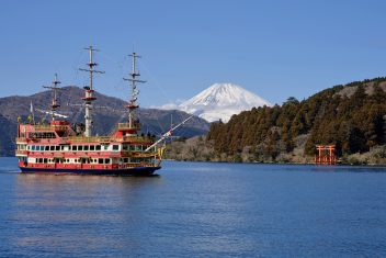 Lago Ashi, Hakone — Japón Rascacielos y Tatamis con Hong Kong