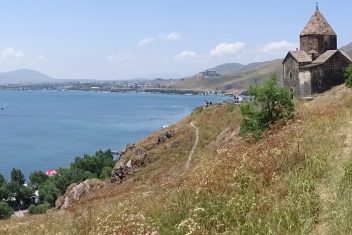 Monasterio de lago Sevan, Armenia — Georgia y Armenia en Privado